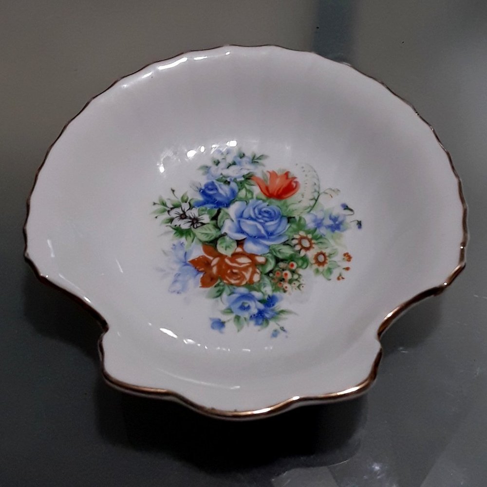 FREE upon request w/$10+ PURCHASE!  Gilded Scallop Ceramic Dish